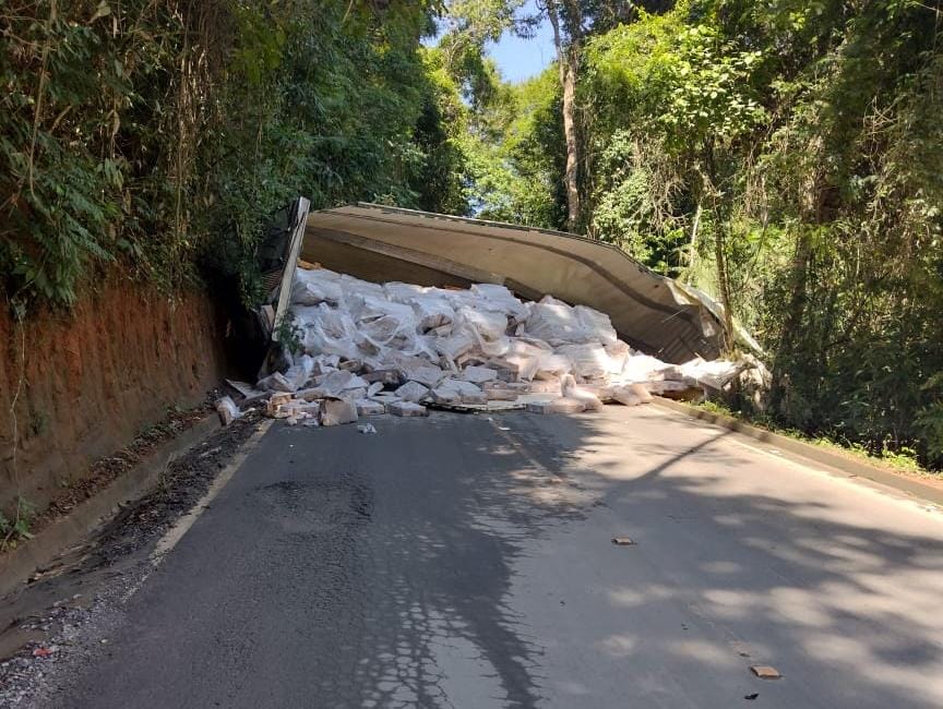 Carreta 28 Toneladas De Frango Congelado Tomba E Interdita Rodovia